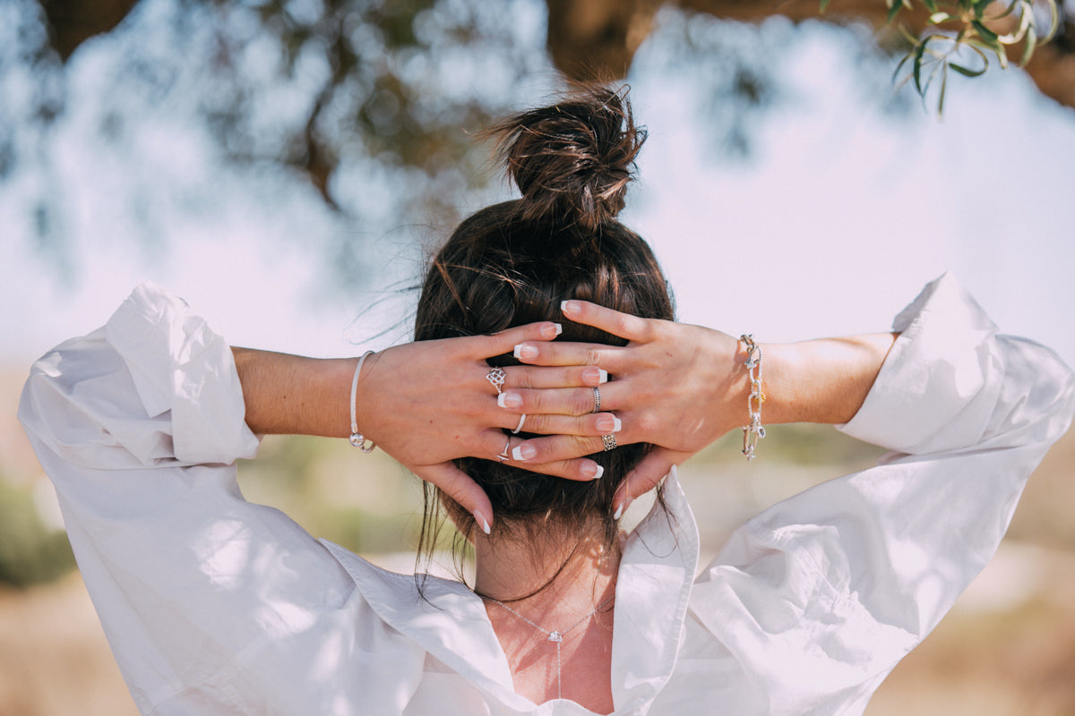 Foto modelo MajoMajo con joyas de colección de plata de ley.