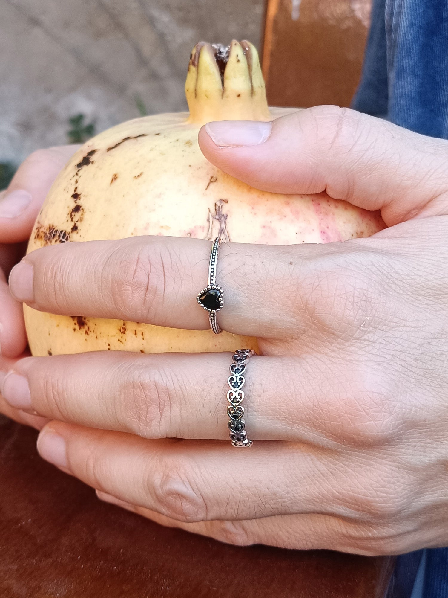 Anillo abierto corazón circonita negra plata de ley con bolitas en relieve.