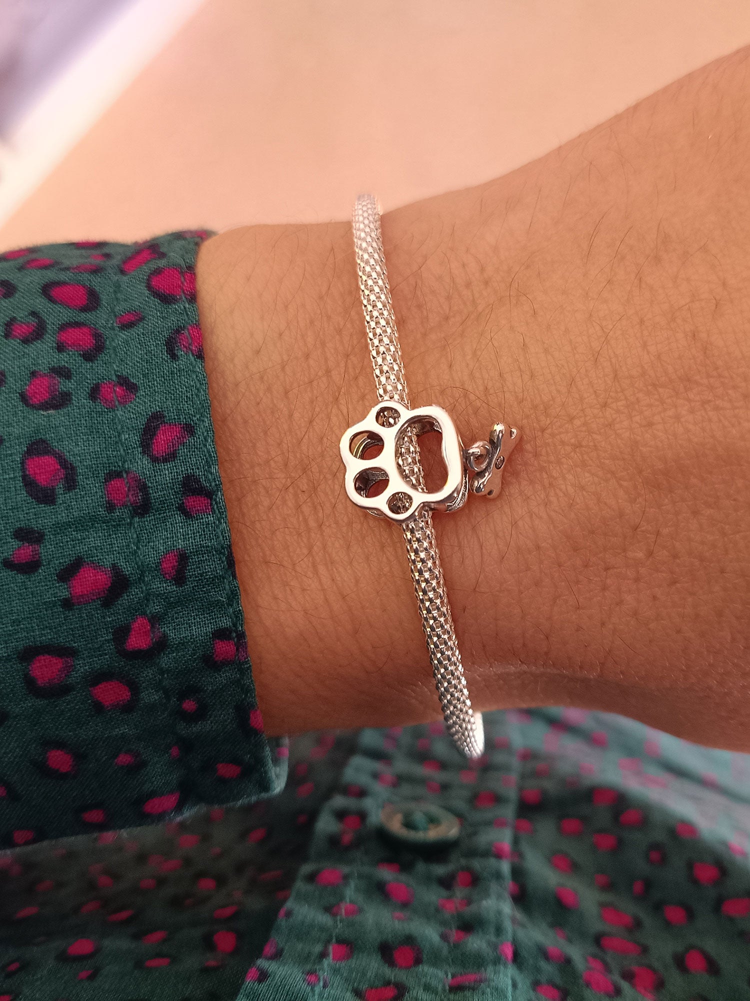 Charm de plata con huella de perro en pulsera tipo Pandora