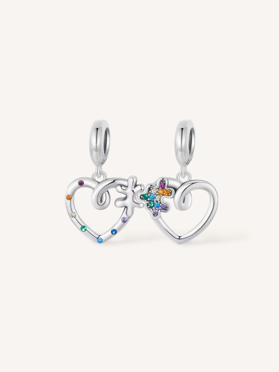 Charm doble de corazones en plata de ley con detalles de colores, ideal para compartir con un ser querido.