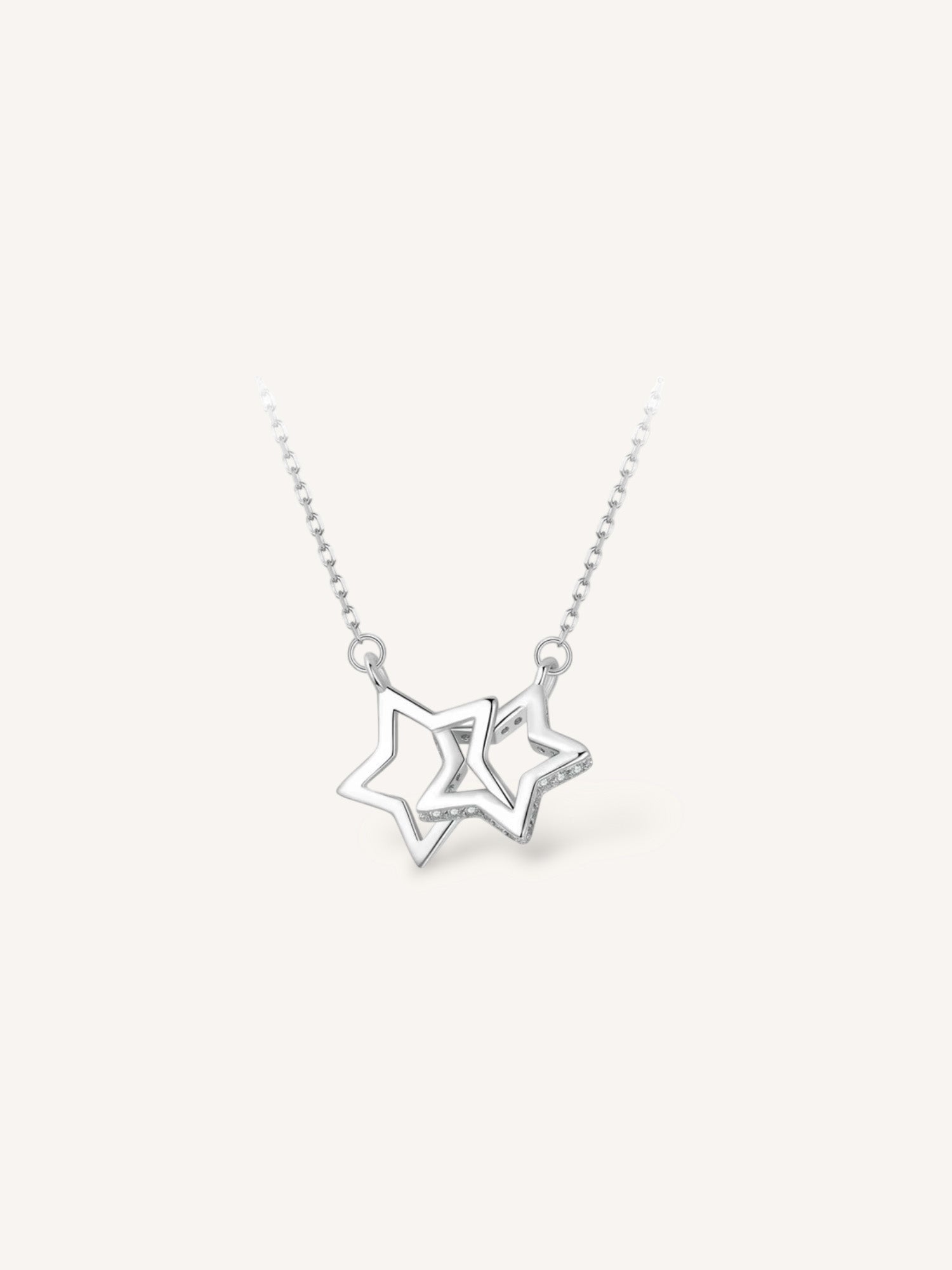 Collar formado por dos estrellas entrelazadas, una lisa y otra con circonitas, de plata de ley.