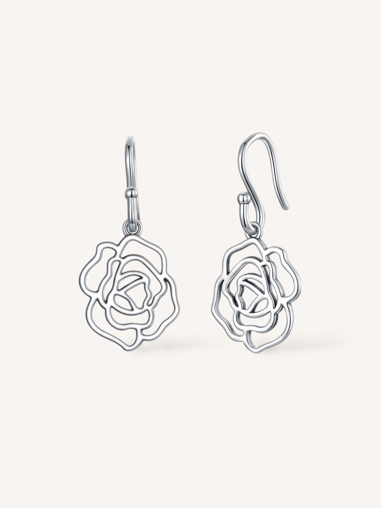 Pendientes colgantes con silueta de rosa minimalista en plata de ley.