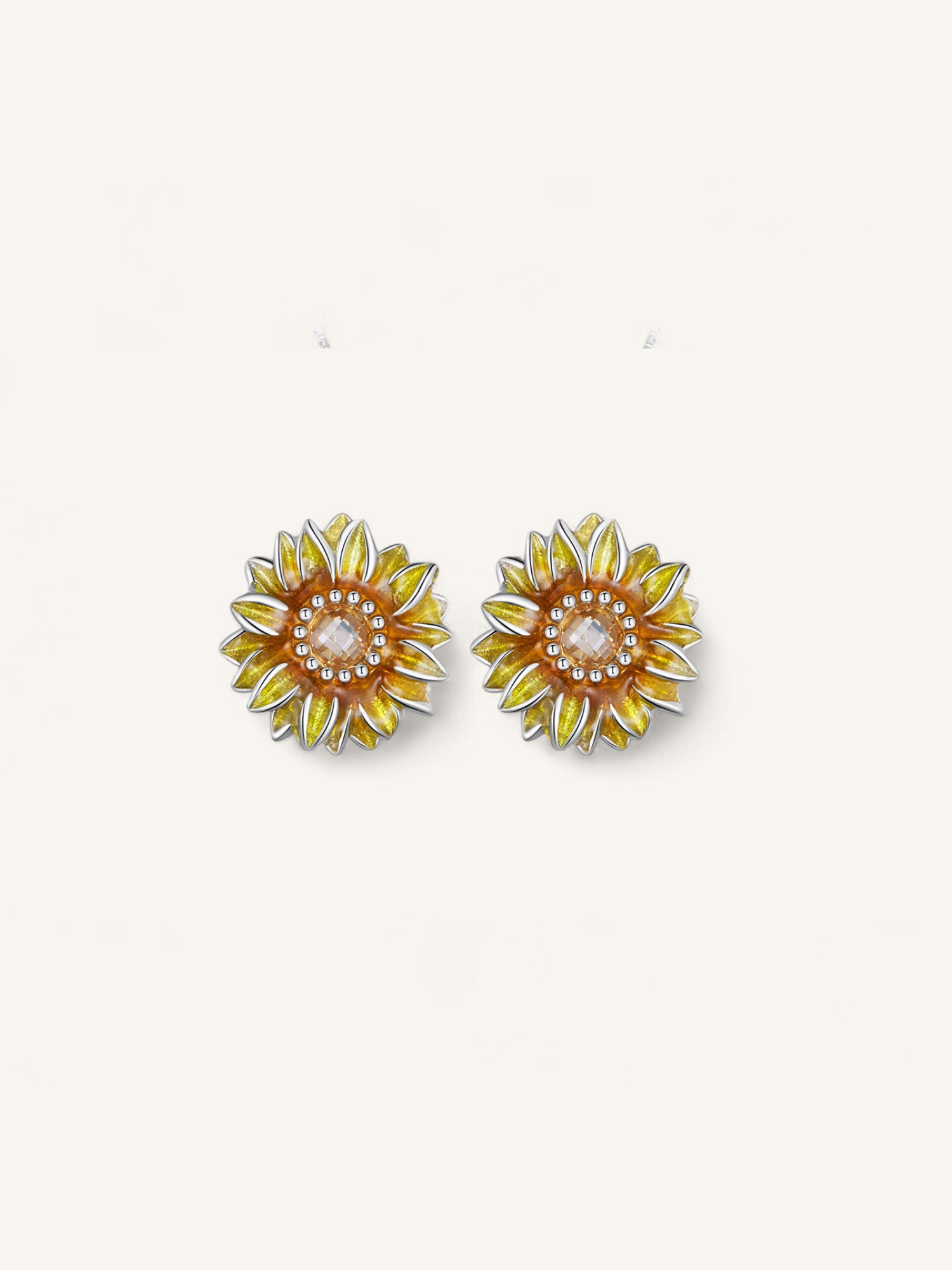 Pendientes con forma de girasol, solo la flor, de plata de ley acabados en esmalte en tonos amarillos y con una circonita ambar central.