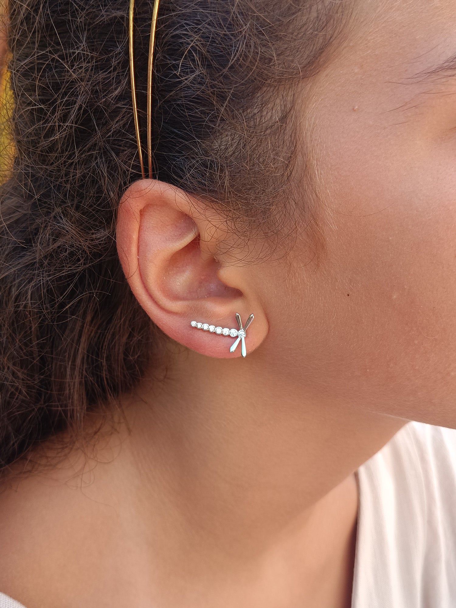 Pendientes trepadores de plata de ley para mujer en forma de libélula formados por circonitas. Modelo en horizontal.