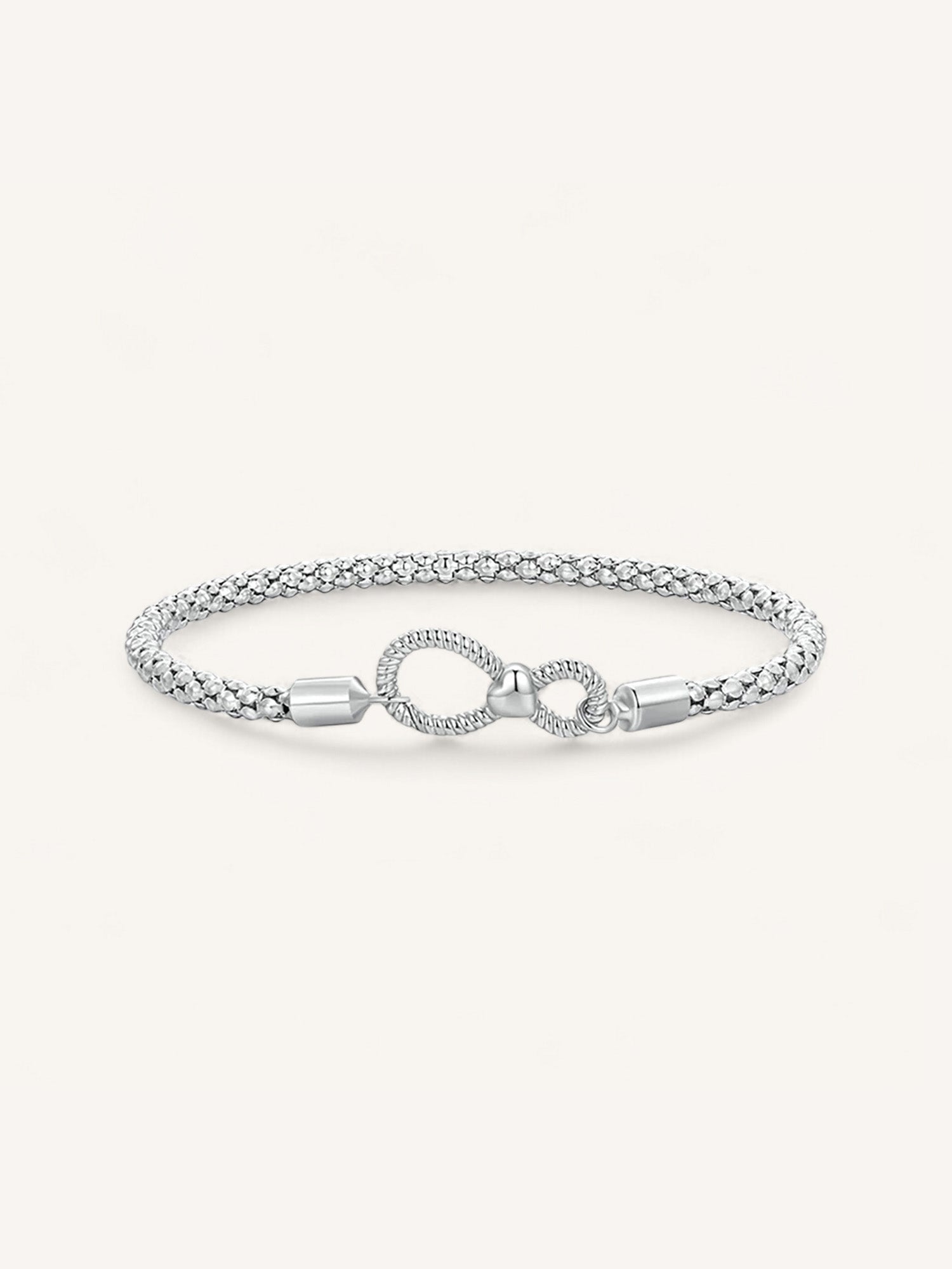 Pulsera para charms de plata de ley con cierre en forma de infinito y corazon central.